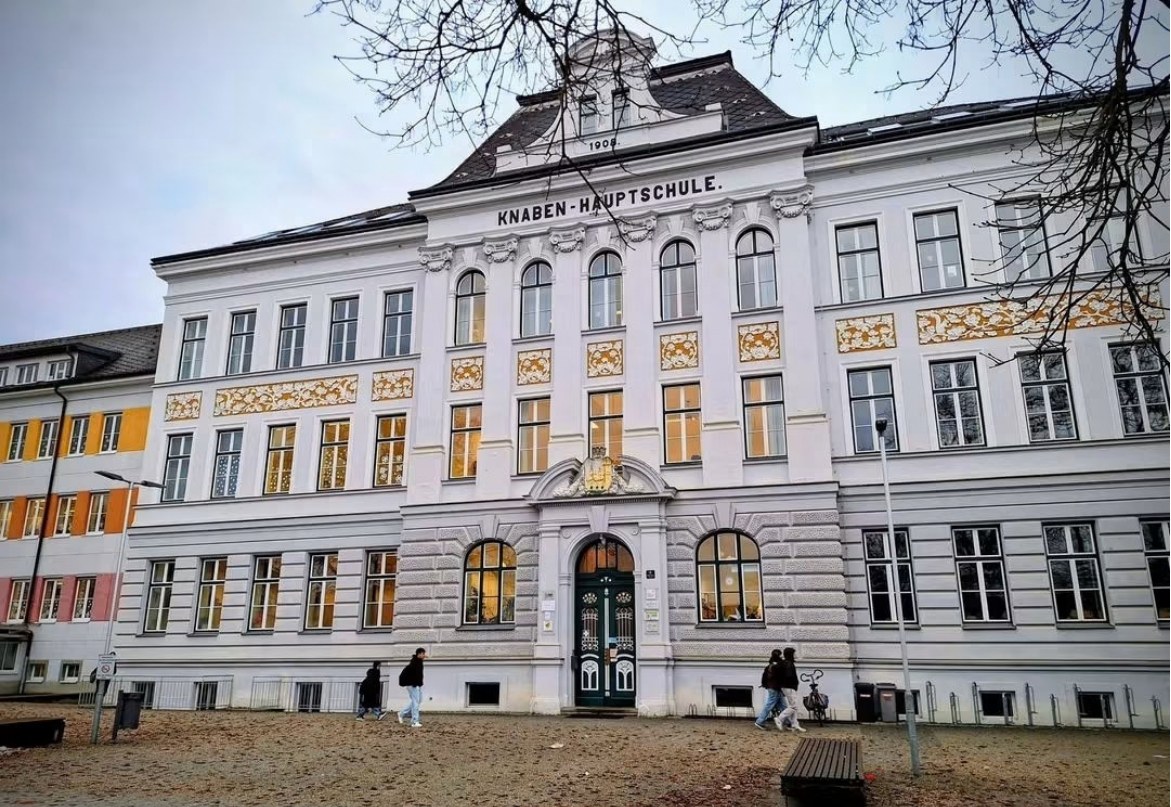 Das Schulhaus der SIMS Vöcklabruck im Herbst